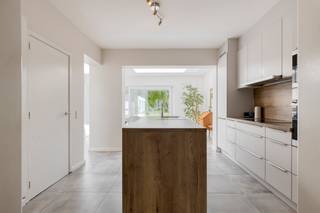Discover this semi-detached building in a prime location in Brasschaat, located in Pauwelslei 30, with easy access to major access roads and close to numerous facilities. The house is located on a beautiful green plot of 541 m² and has already undergone various renovations. For example, the windows were renewed (HR glass), the boiler was replaced and both the pitched roof and the flat roof (including domes) were renewed. The ground floor (81 m²) has been completely refurbished and is ready to move in with a renewed kitchen, floors and a pleasant bright living space. On the first floor (54 m²), there are three full bedrooms and a bathroom. A fixed staircase takes you to the attic (54 m²), where two velux windows have already been installed and the roof has been renewed, only the insulation still needs to be provided. This space still offers numerous expansion options, such as creating additional bedrooms and an additional bathroom. Details: - EPC 207 kWh/ (m² year) - Plenty of parking - Potential to add 2 to 3 additional rooms in the attic (54m²) In short, an ideal home for those looking for space, comfort and expansion potential!Register of measures: no
