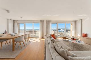 Ontdek dit uitzonderlijke luxeappartement op de vierde verdieping, waar een adembenemend panoramisch zeezicht, rust en een overvloed aan licht samenkomen. Dankzij de brede gevel geniet de leefruimte van een unieke ruimtelijkheid en een prachtige lichtinval.
Via de stijlvolle inkomhal met vestiaire bereikt u de elegant afgewerkte leefruimte met parket, maatwerk ingemaakte kasten en directe toegang tot het terras. De exclusieve Obumex-keuken is volledig uitgerust en afgewerkt met hoogwaardige materialen.
Het appartement beschikt over een praktische technische berging met aansluitingen voor wasmachine en droogkast, twee ruime slaapkamers met de mogelijkheid om eenvoudig een derde slaapkamer te creëren, een ensuite badkamer aan de master bedroom en een tweede douchekamer.
Extra troeven zijn de gemeenschappelijke fietsenberging en twee privatieve kelderbergingen.
Bent u op zoek naar een exclusief appartement op een toplocatie aan de Zeedijk? Contacteer makelaar Stéphanie Warnez via 0472 77 86 60 of stephanie@keyimmo.be voor een bezoek.