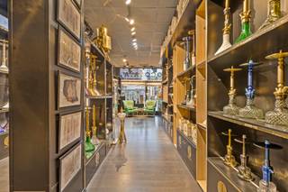 Ontdek jouw volgende avontuur of nieuwe, interessante investering! Dit handelspand vind je terug op een commerciële ligging in het kloppende hart...