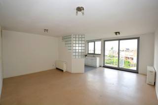 Ruim appartement met 2 slaapkamers en terras op de tweede verdieping van een kleinschalig gebouw op een centrale locatie te centrum Lier, bestaande uit: inkomhal met ingemaakte kasten; woonkamer met half-open keuken voorzien van keramische kookplaat, dampkap en kasten; berging met aansluiting voor wasmachine; nachthal met ingemaakte kasten; apart toilet met handenwasser; badkamer met ligbad met douchecombinatie en lavabo en 2 slaapkamers. Voorts beschikt het appartement over een knus terras. Gunstig gelegen in dichte nabijheid van openbaar vervoer, winkels en scholen! Voldoende parkeergelegenheid voor de deur! Aluminium schrijnwerk met dubbele beglazing en elektrische verwarming. Elektrische installatie is conform! Klein gebouw met lage maandelijkse kosten. Heden verhuurd. EPC: 452 kWh/m² (renovatieverplichting van toepassing).