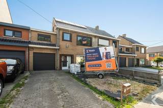 <p><span><strong>Ruime gezinswoning met vernieuwde basis in Lombardsijde</strong></span></p><p><span>Op zoek naar een betaalbare woning aan zee met veel potentieel? Deze ruime gezinswoning (188 m²) ligt in het rustige Lombardsijde, op slechts 5 minuten van de jachthaven van Nieuwpoort en vlak bij winkels, openbaar vervoer en de E40.</span></p><p><span>In 2024 werd de woning grondig gerenoveerd. Het dak werd volledig vernieuwd, net als de ramen, buitendeuren en leidingen. Daarnaast werd de woning uitgerust met een warmtepomp, vloerverwarming en zonnepanelen.</span></p><p><span>Het gelijkvloers is nagenoeg volledig afgewerkt en onmiddellijk bewoonbaar. Enkel de keuken moet nog geplaatst worden en enkele beperkte schilder- en afwerkingswerken resten nog. De bovenverdieping kan u verder afwerken volgens uw eigen wensen, met tal van mogelijkheden,</span></p><p><span><strong>Troeven</strong></span><br /><span>• Topligging vlak bij zee en Nieuwpoort</span><br /><span>• Grondige renovatie sinds 2024</span><br /><span>• Vernieuwd dak, ramen en buitendeuren</span><br /><span>• Warmtepomp, vloerverwarming en zonnepanelen</span><br /><span>• Ruime, lichtrijke leefruimte</span><br /><span>• 4 slaapkamers en <u>grote uitbreidbare zolder</u></span><br /><span>• Garage, bijkeuken, oprit, voortuin en tuin met tuinhuis</span><br /><span>• Gelijkvloers instapklaar, boven nog naar eigen smaak af te werken</span></p><p><span><strong>Een unieke kans om een ruime gezinswoning aan de kust te kopen voor een prijs die vaak lager ligt dan die van een appartement in de omgeving.</strong></span></p><p><span>Meer info/bezoek? <strong>0470 34 20 25</strong> of </span><span><strong>karel@roetsvastgoed.be</strong></span><span>.</span></p>