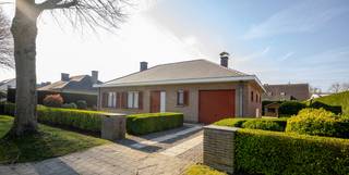 LIGGING:Deze te renoveren laagbouwvilla is gelegen op een perceel van 722M2.Op een boogscheut van Gent en met in de onmiddellijke nabijheid de op- en...