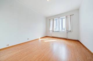 <p><strong>Nieuw: appartement met 2 slaapkamers gelegen in Jette, De Smet de Naeyerlaan.</strong><br />De wijk is gegeerd en ligt dicht bij openbaar vervoer en alle voorzieningen.</p>
<p>Het appartement van ongeveer 100 m² bevindt zich op de 5e en hoogste verdieping van een goed beheerde mede-eigendom en is als volgt ingedeeld: inkomhal, lichtrijke woonkamer, aparte keuken, berging, twee slaapkamers (waarvan één van ongeveer 16 m²), badkamer, apart toilet.</p>
<p>Het appartement is in goede staat, elektriciteit conform. Een privatieve kelder maakt dit pand compleet.</p>
<p>Mogelijkheid, onder voorwaarden, om de huurovereenkomst van een garagebox op 100 m van het appartement over te nemen.</p>
<p>EPC: G. Offerte beschikbaar op aanvraag om de score te verbeteren (schatting: ± €20.000).</p>
<p>Verkoop onder het stelsel van registratierechten.<br />Info en bezoeken: +32 2 315 77 22 of via e-mail op maxime.l@weinvest.be</p>