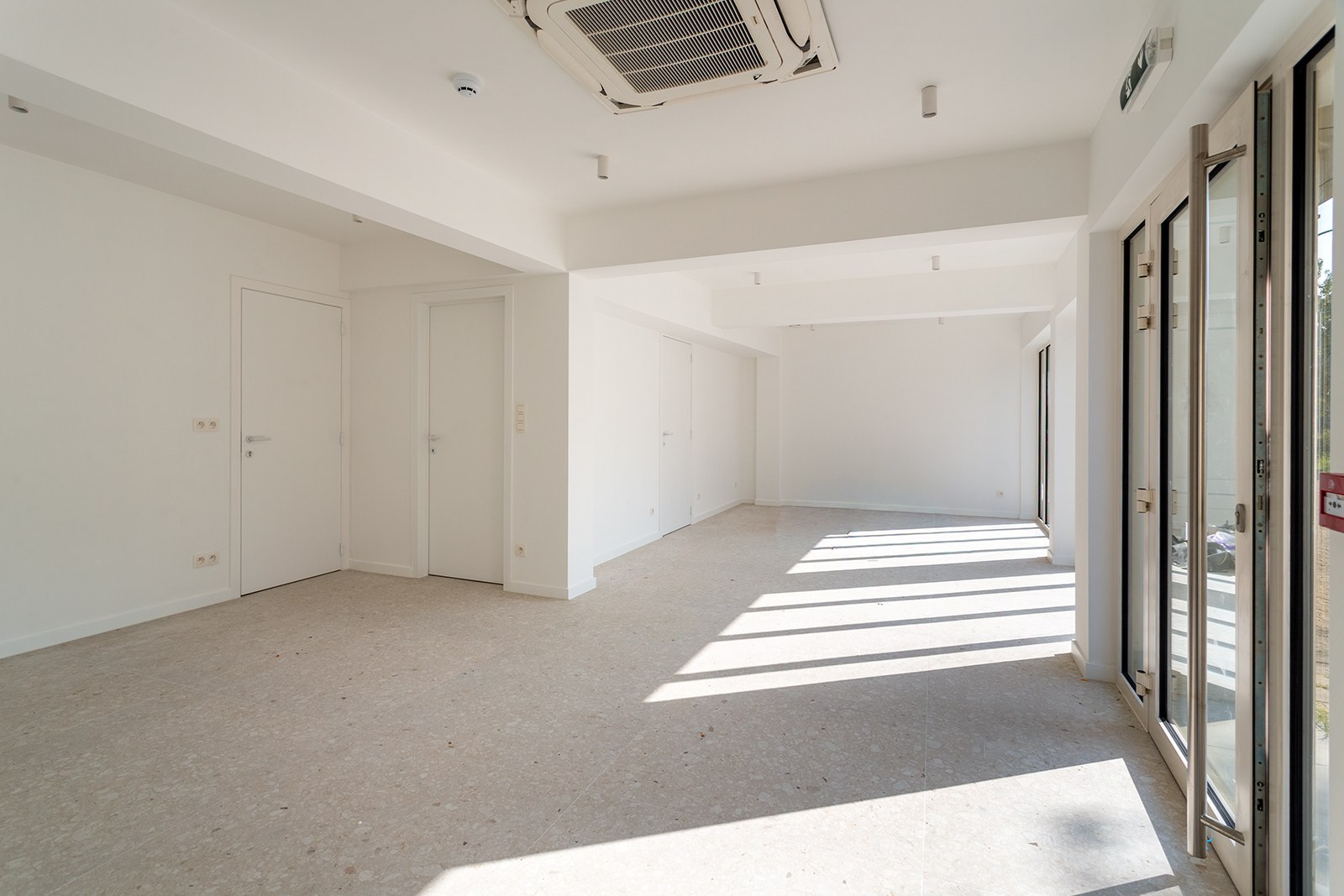 Architecturaal kantoorgebouw op absolute zicht locatie! - foto 4