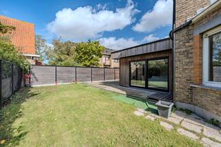 Spacieuse maison rénovée à vendre avec six chambres, garage et jardin à Nieuport, Canadalaan 27. Cette maison bénéficie d'un emplacement très...