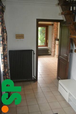 deze open bebouwing heeft 3 slaapkamers en ligt niet ver gelegen van het centrum van Grobbendonk.<br /><br />De indeling van de woning is als volgt: een inkomhal met een trap naar de eerste verdieping, een zeer ruime leefruimte met een open, ingerichte keuken die volledig geïnstalleerd is. Naast de keuken bevind zich ook nog een toilet en een extra douche. Aansluitend aan de keuken is een veranda met veel lichtinval en een mooi zicht op de tuin. Op de eerste verdieping bevinden zich de 3 slaapkamers en een badkamer die volledig uitgerust is met een toilet, een lavabo en een ligbad. De tuin biedt zeer veel ruimte aan. De garage is bereikbaar via de achterzijde. Aan deze garage is ook nog een ruime opbergkelder. <br /><br />EPC: 457 kWh/m²<br /><br />Voor bijkomende inlichtingen kan u ons contacteren op het nummer 014/51.95.00 of via grobbendonk@immosp.be.