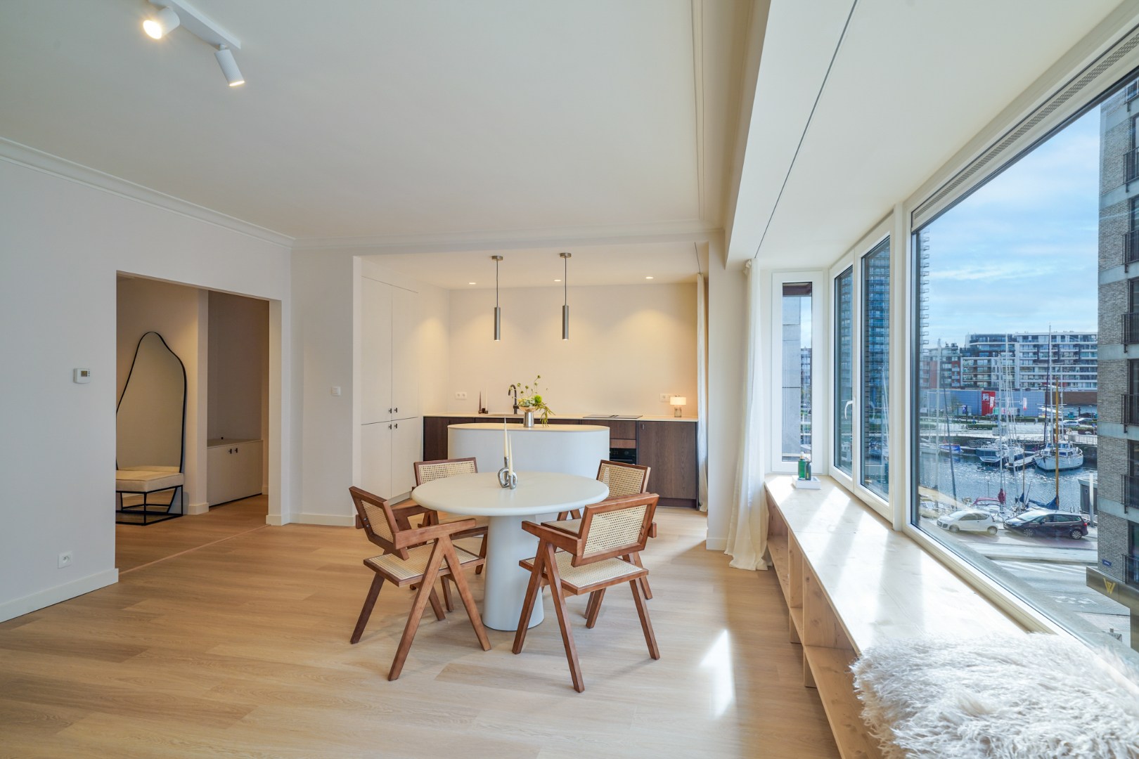 Luxuriously renovated 3-bedroom apartment in the heart of Oostende. - photo 2