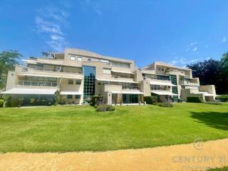 Exclusief gelijkvloers appartement in het prestigieuze parkdomein Residentie “De Dennen”, waar rust, luxe en natuur harmonieus samenkomen. Via...