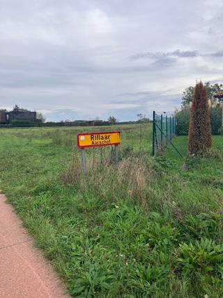 <p>Prachtige bouwgrond van 10,5 are met zuidgerichte oriëntatie, brede straatgevel en uitstekende bereikbaarheid</p><p>Droomt u van een eigen woning op een mooie locatie met ruimte, licht en een vlotte bereikbaarheid? Dan is deze bouwgrond van 10,5 are (1.050 m²) een uitgelezen kans om uw woondromen waar te maken (perceel sectie D, nr 2L)</p><p>De zuidgerichte oriëntatie zorgt voor een optimale lichtinval en biedt volop mogelijkheden om te genieten van een zonnige tuin met prachtig uitzicht op de achterliggende velden. Bovendien vormt de ruime straatbreedte een belangrijke troef, met tal van mogelijkheden voor een mooie architecturale invulling en een woning met uitstraling.</p><p>Ook de ligging is een absolute meerwaarde. De grond geniet van een uitstekende bereikbaarheid naar het centrum van Aarschot, met zijn gevarieerde aanbod aan winkels, horeca en andere voorzieningen. Ook ontspanningsmogelijkheden, zoals het zwembad, park Schoonhoven en de cinema, bevinden zich binnen handbereik.</p><p>Dankzij de vlotte aansluiting naar de E314 zijn bovendien ook omliggende gemeenten en andere bestemmingen gemakkelijk bereikbaar. Ook bevindt de bushalte zich op wandelafstand.</p><p>Een bouwgrond die ruimte, zon, bereikbaarheid en wooncomfort combineert. De ideale basis voor wie op zoek is naar een mooie plek om zijn of haar droomwoning te realiseren.</p><p>Interesse in deze mooie opportuniteit? Neem gerust contact op voor meer informatie.</p>
