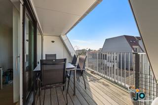 Dit prachtig en ruim duplexappartement ligt in het hartje van Bredene-Bad in een jonge en moderne residentie. Het is gelegen op een...