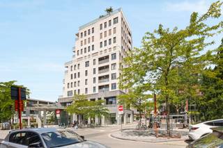 TOPGELEGEN APPARTEMENT met 2 slaapkamers en leuk ZONNETERRAS met mooi ZICHT op groen en op de Veemarkt. Gelegen pal in het CENTRUM van KORTRIJK in...