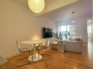 Surf naar www.abricasa.be en plan jouw verhuurafspraak in samen met onze digitale assistente Alice!Bij het binnenkomen kom je terecht in een ruime en lichtrijke woonkamer met een open keuken. De keuken is volledig uitgerust met een oven, microgolfoven, vaatwasser en koelkast.Vanuit de woonkamer heb je ook toegang tot het terras, ideaal om even te ontspannen.Achteraan het appartement bevindt zich de eerste slaapkamer, rustig gelegen. Vooraan het appartement bereik je via de woonkamer de badkamer, die is ingericht met een lavabo, toilet en een ligbad met douche. De badkamer loopt door naar de tweede, ruime slaapkamer, wat zorgt voor een praktische en unieke indeling.Een comfortabel appartement met een goede ligging en alle nodige voorzieningen.EPC: kWh/m² Maandelijkse vaste kosten: Huurwaarborg: euro (3 maanden huur) Beschikbaar:01/03/2026Contract: Bepaalde duur (1 jaar) (verlengbaar)Abricasa staat voor een persoonlijke én actieve vastgoedbegeleiding van A tot Z! Leer ons kennen!