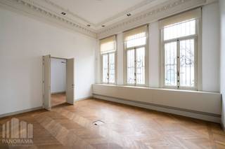 <strong>Karaktervol </strong>kantoor van 231 m² gelegen op het gelijkvloers van het historische stadspaleis "Hotel Klums" in Antwerpen. De kantoorruimte bevindt zich op een centrale en levendige locatie, vlak bij het Eilandje en op wandelafstand van het <strong>stadscentrum</strong>. Ook met het openbaar vervoer is de locatie uitstekend bereikbaar, met verschillende tram- en bushaltes op korte wandelafstand. <br /><br />Het lichtrijke kantoor combineert historische charme met een moderne en professionele uitstraling. Dankzij de <strong>hoge plafonds</strong> en grote raampartijen geniet de ruimte van een aangename natuurlijke <strong>lichtinval</strong>. De kantoorruimte is ingericht als landschapskantoor en beschikt daarnaast over een mezzanine, twee aparte burelen of vergaderruimtes, een kitchenette en sanitair. De indeling zorgt voor een praktische en flexibele werkomgeving. In de directe omgeving vindt u tevens tal van winkels, horecazaken en andere voorzieningen.<br /><br />Voor bijkomende informatie, plannen of een vrijblijvend plaatsbezoek, contacteer<strong> PANORAMA B2B ANTWERPEN </strong>via <strong>0477 911 000</strong>.