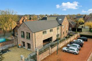 <p><span>In het idyllische Maasdorp Vucht, een deelgemeente van Maasmechelen, vind je dit unieke appartement van maar liefst 190m², gelegen op de eerste verdieping van een karaktervol pand. Dankzij de hoogwaardige afwerking met authentieke materialen straalt deze woonst warmte en charme uit. Hier geniet je van ruimte, licht en een huiselijk gevoel in een rustige, groene omgeving.</span></p><p><span> </span></p><p><span>De royale woon- en eetkamer vormt het hart van de woning en biedt een prachtig zicht op de tuin. De raampartijen zorgen voor een overvloed aan natuurlijk licht en versterken het ruimtelijke gevoel. De open indeling maakt het eenvoudig om de leefruimte naar eigen wens in te richten.</span></p><p><span> </span></p><p><span>Verder beschikt het appartement over twee ruime slaapkamers, ideaal voor een gezin, een koppel of iemand die een extra kamer wil inrichten als bureau of hobbyruimte. De badkamer biedt alle comfort. Als extra troef hoort er een privé-tuin bij het appartement, perfect om te genieten van een koffiemoment in de buitenlucht of een ontspannende avond in alle rust.</span></p><p><span> </span></p><p><span>Dankzij de gunstige ligging in Vucht woon je hier in een gezellige dorpssfeer, terwijl alle nodige voorzieningen zoals winkels, scholen en openbaar vervoer binnen handbereik zijn. Bovendien ben je op korte afstand van de belangrijkste verbindingswegen en natuurgebieden, ideaal voor zowel pendelaars als natuurliefhebbers.</span></p><p><span> </span></p><p><span>Zie jij jezelf hier al thuiskomen? Neem dan contact op via Robin@jemar.be of bel 0484 35 73 08 voor meer informatie of een bezichtiging.</span></p>