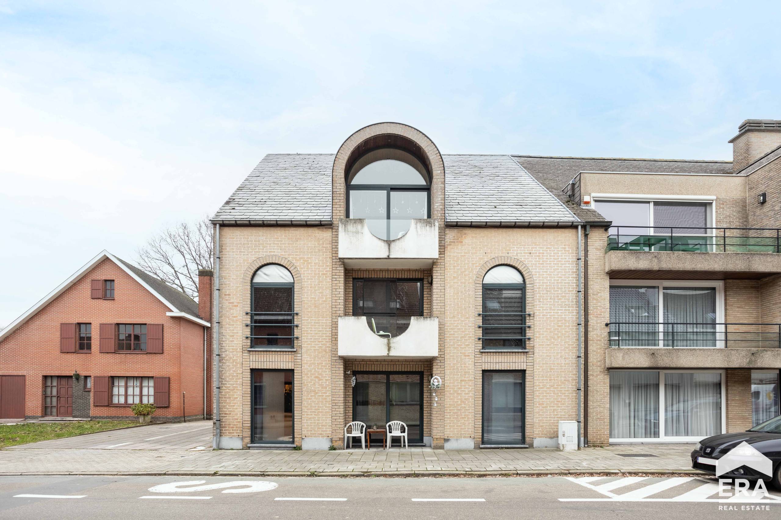 Verhuurd opbrengstgebouw (2001) met 4 app, 4 garages en tuin - foto 2