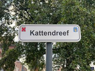<p><span>LOT 1 - UNIEKE KANS : 2 UITZONDERLIJK GROTE BOUWGRONDEN VOOR HOB OP EEN ABSOLUTE TOPLOCATIE!</span></p><p><span> </span></p><p><span>Bent u op zoek naar de perfecte plek voor uw toekomstige thuis? Zoek dan niet verder. </span></p><p><span>Grote percelen zijn in Melsele vandaag de dag een absolute zeldzaamheid geworden. </span></p><p><span> </span></p><p><span>Wij bieden u dan ook een exclusieve kans: </span><span>twee prachtig gelegen bouwgronden voor halfopen bebouwing (HOB)</span><span> met oppervlaktes die u in deze regio nog maar zelden tegenkomt. </span></p><p><span>Hier geniet u van een landelijke, rustige omgeving én een uitstekende bereikbaarheid.</span></p><p><span> </span></p><p><span>De troeven op een rij:</span></p><p><span> </span></p><ul><li><span>Ideale toplocatie</span><span>: Gelegen in een rustige, landelijke omgeving waar kinderen nog veilig buiten kunnen spelen en u kunt genieten van de natuur.</span></li></ul><p><span> </span></p><ul><li><span>Uitstekende bereikbaarheid</span><span>: Ondanks de rustige ligging bevindt u zich in no-time in Antwerpen-stad of op de belangrijkste invalswegen. Woon-werkverkeer of een snelle boodschap? Alles is dichtbij.</span></li></ul><p><span> </span></p><ul><li><span>Royale oppervlaktes</span><span>: Kies de ruimte die bij u past:</span></li></ul><p><span> </span></p><p><span>-> Lot 1 (14a)</span><span>: Een royaal perceel van maar liefst 895 m² met een perceelbreedte van 11,40 m en max. bouwbreedte van 8,5 m.</span></p><p><span> </span></p><p><span>       -> Lot 2 (14b)</span><span>: Een prachtig perceel van 840 m² met een perceelbreedte van 12 m een een max.</span></p><p><span>      bouwbreedte van 8,5 m.</span></p><p><span> </span></p><ul><li><span>Zorgeloze start</span><span>: De huidige woning op het terrein wordt door de eigenaar afgebroken. Beide percelen worden volledig bouwrijp opgeleverd, zodat u direct kunt starten met het realiseren van uw droomwensen.</span></li></ul><p><span> </span></p><p><span>Dankzij de royale breedte en diepte van de percelen geniet u van maximale architecturale vrijheid voor uw halfopen bebouwing én houdt u een heerlijk grote, diepe tuin over.</span></p><p><span>Wacht niet te lang!  Het aanbod van dergelijke grote bouwgronden in deze gezochte regio is uiterst schaars. Dit is het moment om uw slag te slaan.</span></p><p><span> </span></p><p><span>Uw kans op een droomwoning.  Of u nu houdt van een moderne, strakke architectuur of een tijdloze, landelijke stijl: deze percelen bieden de perfecte basis voor een riante halfopen bebouwing met een heerlijk grote tuin.</span></p><p><span> </span></p><p><span> </span></p><p><span>Wenst u graag meer info? </span></p><p><span>Gelieve ons dan te contacteren op het nummer 03 775 41 88 of mail naar <span>christel@vastgoed-smet.be</span></span><span>           </span><span><span>www.vastgoed-smet.be</span></span></p><p><span> </span></p><p><span>De verstrekte gegevens/informatie (zowel online als gedrukt) worden vrijblijvend verstrekt, enkel ter inlichting, zonder contractuele verbintenis of garantie van onzentwege en kunnen op ieder ogenblik gewijzigd worden</span></p><p><span> </span></p>