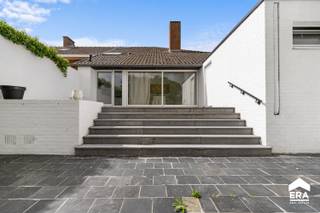 <p> </p><p>Charmante Halfopen Woning in Zillebeke met Grote Tuin en Veel Potentieel</p><p> </p><p>Deze instapklare halfopen woning in het rustige Zillebeke biedt de perfecte combinatie van comfort, ruimte en veelzijdigheid. Omgeven door een prachtige, grote omheinde tuin, is dit de ideale plek om te genieten van rust en privacy. De woning is perfect onderhouden en kan niet alleen dienen als gezinswoning, maar biedt ook tal van mogelijkheden voor een handelsgebouw of zelfs een kangoeroewoning, dankzij de bijgebouwen die zijn voorzien van sanitair en elektriciteit.</p><p> </p><p>Binnen treft u een lichte, ruime woonkamer en een moderne keuken die uitkijkt op de tuin. De polyvalente ruimte op de begane grond biedt talloze mogelijkheden voor een home-office, atelier of hobbyruimte. De woning beschikt over drie comfortabele slaapkamers, een praktische dressing, en een droge kelder voor extra opbergruimte. Verder zijn er drie toiletten en een washok voor het nodige gemak. De regenput van 10.000 liter zorgt voor een ecologische en kostenefficiënte waterhuishouding.</p><p>De dubbele garage met bijgebouwen is ideaal voor het parkeren van voertuigen of het uitoefenen van een beroep aan huis. De combinatie van sanitair en elektriciteit maakt het ook mogelijk om het pand voor commerciële doeleinden te gebruiken.</p><p> </p><p>De woning ligt bovendien op een uitstekende locatie, met school, winkels en de snelweg binnen handbereik. Hier woont u rustig, maar toch met alle voorzieningen dichtbij.</p><p>Met zijn charmante uitstraling en veelzijdige mogelijkheden is deze woning een echte parel in Zillebeke. Maak snel een afspraak voor een bezichtiging en ontdek alles wat dit bijzondere pand te bieden heeft.</p>