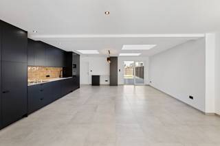 📍 Gullegemsestraat 136In het hart van Sint-Eloois-Winkel, vinden we deze volledig gerenoveerde woning (2025) met maar liefst 5 volwaardige...