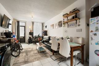 Deze instapklare woning ligt in de rustige wijk Rooigem, in een doodlopend straatje nabij het Fonteineplein. De aangename, gezinsvriendelijke omgeving biedt een mooie combinatie van rust en bereikbaarheid. Winkels en andere dagelijkse voorzieningen bevinden zich op fietsafstand. Dankzij het openbaar vervoer bereikt u vlot het stadscentrum, terwijl ook de belangrijkste invalswegen slechts enkele minuten verwijderd zijn.<br /><br />Bij het binnenkomen valt meteen de open indeling op. Op het gelijkvloers vormen de woon- en eetkamer samen met de keuken één gezellig geheel. Daarnaast is er een apart gastentoilet.<br /><br />De eerste verdieping omvat een ruime slaapkamer en de badkamer. Een tweede volwaardige slaapkamer bevindt zich onder het dak.<br /><br />Het autoluwe karakter van de straat biedt bovendien de mogelijkheid om voor de gevel rustig te genieten van een kop koffie, een aperitief of een gezellige lunch.<br /><br />Bent u op zoek naar een instapklare thuis op een rustige en goed bereikbare locatie in Gent? Contacteer Brent via brent@immofrancois.be voor meer informatie of een bezoek. Tot binnenkort!<br /><br />