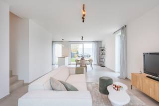 Deze halfopen bebouwing is zeer rustig gelegen op een woonerf in Wiekevorst, een deelgemeente van Heist-op-den-Berg.Het gelijkvloers bestaat uit een...