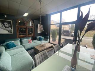 <p><strong></strong></p>
<p>UITSTEKEND GELEGEN HANDELSPAND (vanaf 600M²) TE OUD-TURNHOUT<br /><br />Uitstekend gelegen handelspand met een met een minimum opp. van 600m² met mogelijkheid tot uitbreiden tot 2.500m² in Oud-Turnhout.<br />Open en lichte ruimte op gelijkvloerse verdieping, zeer geschikt voor diverse handels- en winkeldoeleinden. Etalage rondom, 3 toegangen.<br />Thans ingericht als toonzaal meubelzaak. Een bezichtiging waard om de talloze mogelijkheden te bevatten.<br /><br />Grote parkeergelegenheid beschikbaar met voldoende ontsluiting.</p>