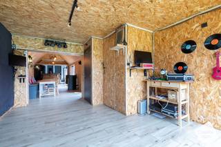 <u><strong>OPENDEURDAG op ZATERDAG 22/08/26 tussen10u00-12u00 (op afspraak)</strong></u><br /><br />U kunt een BOD uitbrengen op deze woning, rekening houdend met de AANVANGSPRIJS van <strong>€ 249.000,00, </strong>elk hoger BOD wordt voorgelegd aan de eigenaars die al dan niet kunnen ingaan op dit aanbod.<br /><br />Bent U op zoek naar woning met veel potentieel, ruimte en unieke mogelijkheden? Dan is deze half-open woning zeker een bezoek waard!<br /><br />Deze ruime gezinswoning beschikt over over maar liefst 4 slaapkamers, een garage en een mooie tuin waar U in alle rust kunt genieten van het buitenleven. Een absolute troef is de volledig geïsoleerde muziekstudio, ideaal voor muzikanten, creatievelingen, thuiswerkers of wie behoefte heeft aan een afzonderlijke multifunctionele ruimte.<br /><br />Deze woning werd reeds gedeeltelijk gerenoveerd maar biedt nog mogelijkheid om verder af te werken naar eigen smaak en wensen. Zo creëert U een thuis die perfect aansluit bij Uw persoonlijke stijl.<br /><br /><u><strong>Indeling:</strong></u>
<ul>
<li>Inkomhal;</li>
<li>Leefruimte met veel lichtval;</li>
<li>Ingerichte keuken voorzien van alle toestellen;</li>
<li>Berging aan de keuken;</li>
<li>Eetruimte/Hobbyruimte/Multifunctionele ruimte/Bureauruimte;</li>
<li>Apart toilet;</li>
<li>Oprit voor meerdere wagens;</li>
<li>Garage;</li>
<li>Leuke zonnige terras & tuin.</li>
</ul>
<strong><u>Eerste verdieping:</u></strong>
<ul>
<li>Badkamer met ligbad, toilet en dubbele wastafel in meubel;</li>
<li>In de badkamer is er ook een aansluiting en afvoer voorzien voor de wasmachine;</li>
<li>Slaapkamer 1;</li>
<li>Slaapkamer 2 met doorgang naar 3de slaapkamer;</li>
<li>Slaapkamer 3;</li>
</ul>
<strong><u>Tweede verdieping:</u></strong>
<ul>
<li>Zolderkamer /vierde slaapkamer die volledig ingericht is.</li>
<li>Te bereiken via vaste trap.</li>
</ul>
<strong><u>Troeven:</u></strong>
<ul>
<li>Geen renovatieverplichting;</li>
<li>28 zonnepanelen met thuisbatterij;</li>
<li>Vele mogelijkheden en ruimte.</li>
</ul>
Voor meer informatie of een afspraak neem gerust contact met ons op: <strong>oostkamp@caenen.be</strong><br /><br /><br /><br /><br />
