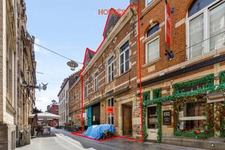 Gelegen in de welgekende Muntstraat, één van de meest levendige en drukbezochte straten in het historische centrum van Leuven, bevindt zich dit ruime handelspand op nummer 20. Dankzij de uitstekende ligging en de dagelijkse passage van studenten, inwoners en toeristen geniet het pand van een sterke commerciële zichtbaarheid. Het handelspand is verdeeld over verschillende verdiepingen en beschikt over een gelijkvloerse handelsruimte van ca. 74 m², aangevuld met een tussenverdieping van ca. 10 m² en twee toiletten met lavabo. Op de eerste verdieping bevindt zich een bijkomende zaal van ca. 42 m² en een ruime keuken van ca. 24 m². De tweede verdieping, met een oppervlakte van ca. 25 m², beschikt over koeling en verschillende bergruimtes. Daarnaast is er ook een kelder aanwezig. De ruime indeling, keuken, koel- en opslagmogelijkheden bieden tal van mogelijkheden voor een commerciële of horecagerelateerde invulling. Huurprijs: € 3.500 per maand. Een interessante opportuniteit voor wie op zoek is naar een ruim handelspand op een absolute toplocatie in hartje Leuven. Neem gerust contact met ons op voor meer informatie of een bezichtiging via info@homies.be