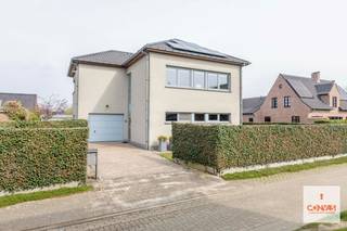 Deze perfect onderhouden bel-étagewoning met twee ruime slaapkamers is gelegen in een aangename, residentiële woonwijk in het mooie Drongen.Via de...