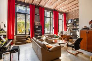 <p>Ideaal gelegen in het historische centrum van Brussel, dicht bij het Jacques Brelplein, op het gelijkvloerse van een gebouw met karakter, bieden we u deze uitzonderlijke loft van 172 m² + terras. Het biedt een inkomhal met bureau, twee slaapkamers (25 m² en 13 m²), een badkamer en een doucheruimte, een apart toilet, een eetkamer, een volledig uitgeruste Bulthaup-keuken, een grote lichtrijke woonkamer en een prachtig terras (44 m²) op het westen. Kelder. EPC D. Dubbele garagebox: 50.000 €. Dit appartement zal u bekoren door zijn prachtige ligging, de kwaliteit van de materialen, de lichtrijke woonkamer en het uitzonderlijke terras. Een bezoek is een must!</p>