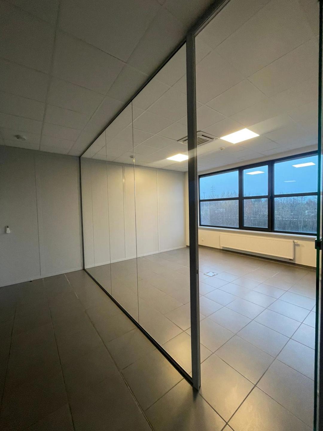Kantoorruimte van 652 m² te huur in Erembodegem. - foto 3