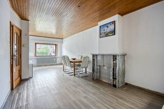 [[ DIT PAND NEEMT DEEL AAN DE ERA OPEN HUIZEN DAG OP 13/6 VAN 13:00 TOT 14:00 ]] 
<p>Te koop: woning in Willebroek, gunstig gelegen langs de Mechelsesteenweg, vlakbij openbaar vervoer en belangrijke invalswegen.</p><p><br /></p><p>Deze woning uit 1941 geniet van een centrale ligging met een vlotte verbinding naar omliggende steden en voorzieningen. Achteraan beschikt de woning over een gezellige tuin met bijgebouw en parkeermogelijkheid vlak voor de deur. Vanuit de slaapkamer geniet u bovendien van een mooi uitzicht op de achterliggende velden.</p><p><br /></p><p>Binnenin biedt de woning een praktische indeling met voldoende leefruimte en het comfort van twee badkamers — ideaal voor gezinnen of wie graag extra functionaliteit wenst.</p><p><br /></p><p>Belangrijkste ruimtes:<br />• Inkomhal<br />• Living<br />• Eetkamer aansluitend op de living<br />• Keuken voorzien van spoelbak, dampkap, elektrische kookplaat en ingemaakte kasten<br />• Wasplaats met aansluiting voor wasmachine en droogkast<br />• Twee slaapkamers<br />• Twee badkamers, waarvan één met douche, toilet en wastafel, en één met inloopdouche en spoelbak<br />• Kelder voor extra opslagruimte<br />• Tuin (22 m²) met bijgebouw</p><p><br /></p><p>Troeven:<br />• Zicht op de velden vanuit de slaapkamer<br />• Gezellige tuin met bijgebouw<br />• Parking voor de deur<br />• Centrale ligging nabij openbaar vervoer en invalswegen</p><p><br /></p><p>Neem vandaag nog contact op met uw ERA-makelaar voor een bezoek.</p><p><br /></p><p>JOUW DROOMHUIS. ZO GEVONDEN!</p>
