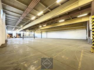 <u><strong>Benaderende OPPERVLAKTEN:</strong></u><br /><strong>Bewoonbare oppervlakten (glv. + 1°V)</strong>
<ul>
	<li>Logistiek magazijn (± 2.685m²) voorzien van 2 laadkaden en 2 sectionaalpoorten</li>
	<li>2 afzonderlijk verhuurde KANTOORRUIMTEN (234m² en 320m²)</li>
</ul>
Voorzien van afzonderlijke inkomdeur en private parkeergelegenheid (525m²) op het terrein.<br /><br /><strong>Totale grondoppervlakte: </strong>3.600m²<br /><br /><u><strong>AFWERKING: </strong></u><br /><em><strong>Magazijn</strong></em>: Solide betonnen constructie met mooie overspanning, voorzien van een betonnen dak met roofing, vrije hoogte: 6m, tl-verlichting.<br /><em><strong>Kantoorruimten:</strong></em><br /><u>Gelijkvloers</u>: Afzonderlijke inkom met trap<br /><u>Eerste verdieping</u>: bevloering in keramische tegels, voorzien van vloerdozen (elektriciteit en databekabeling), verlaagd plafond met ingewerkte LED-verlichting, dubbele (isolerende) beglazing met aluminium schrijnwerk, wanden bepleisterd en geschilderd.<br /><br /><u><strong>OPBRENGST:</strong></u><br />Totale jaaropbrengst: € 144.000,- (excl. kosten ten laste van de huurder, waaronder gemene delen en onroerende voorheffing).<br /><br /><u><strong>NUTSVOORZIENINGEN</strong></u>:<br />Elektriciteit (drijfkracht), stadswater, telefonie/internet, netwerkbekabeling, AIRCO (kantoren).<br />Alle entiteiten zijn voorzien van afzonderlijke tellers voor stadswater en elektriciteit!<br /><br /><u><strong>LIGGING:</strong></u><br />- Op industriezone "Herdersbrug"<br />- Vlotte bereikbaarheid via Expresweg Brugge, E40/E403 en A11.<br /><br /><u>* Bijzonderheden:</u><br />- Onze referentie op <strong>www.centro.be</strong>: <strong>Q0761 - T</strong>