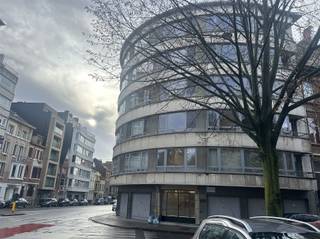 Leuk appartement op wandelafstand  van station Sint-Pieters te Gent.Ruime inkomhal met ingemaakte kasten, lichtrijke leefruimte, ingebouwde keuken,...