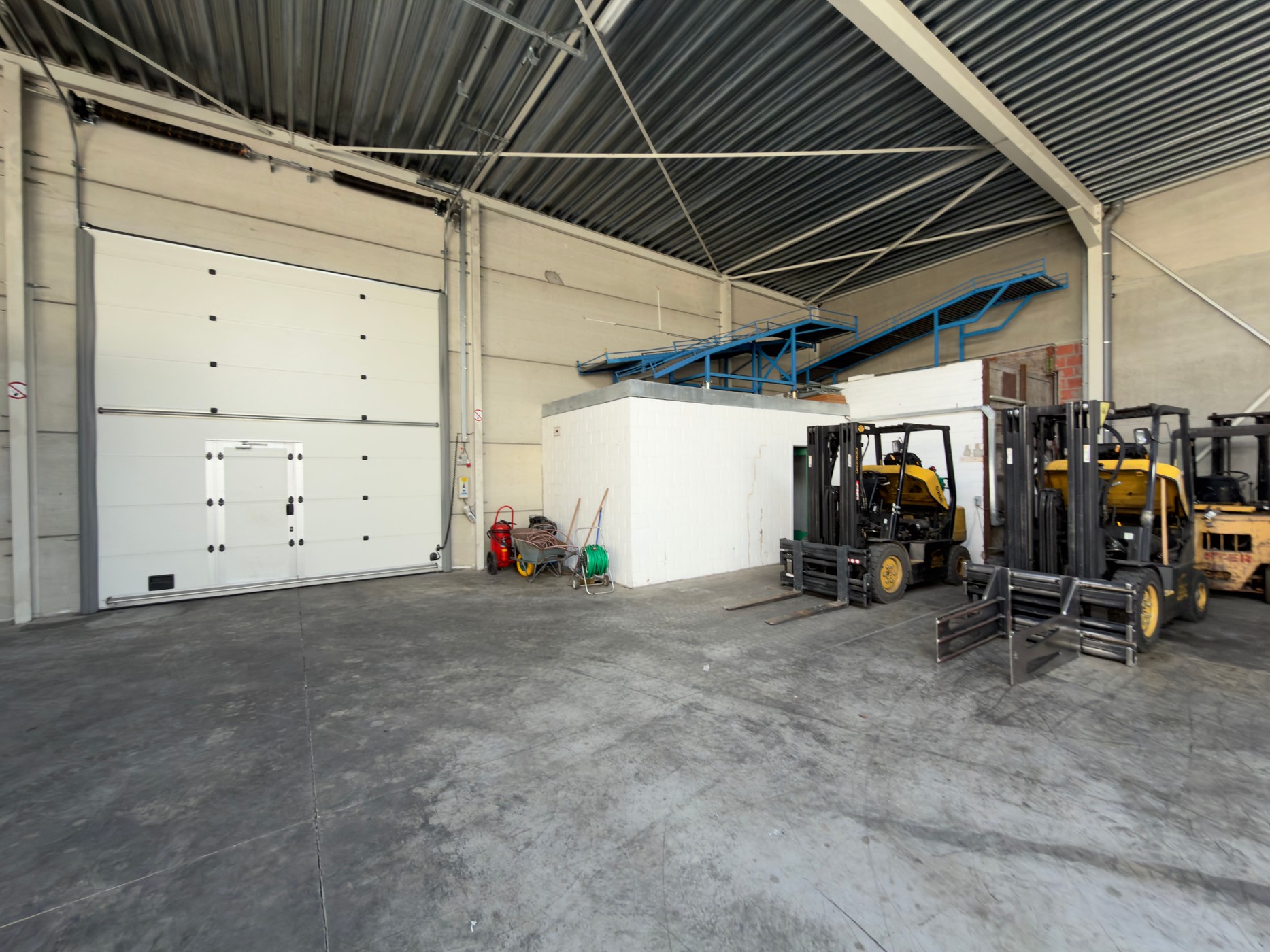 Bedrijfsgebouwen 3.150m² op een perceel van 6.021m² in de IZ te Deinze - foto 4