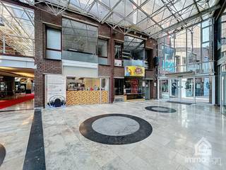 PLUSPUNTEN:<br />+ gelegen in Shopping 2<br />+ handelsruimte van 116 m²<br />+ afgesloten garage<br />+ privatieve autostaanplaats<br />+ mogelijkheid tot huren extra winkelruimte (tot 123m² extra mogelijk)<br />+ mogelijkheid tot huren extra staanplaatsen <br /><br />ALGEMEEN<br />In het bruisende centrum van Genk, op de gelijkvloerse en eerste verdieping van Shopping 2 vinden we deze ruimte handelsruimte terug. Langs elke zijde van deze winkelruimte zijn er grote raampartijen en de ligging maakt dat uw winkel vanuit elke hoek van de binnengalerijen zichtbaar is. Het pand bevindt zich vlakbij de toegangsdeur van Shopping 2, dus elke bezoeker passeert hier. <br /><br />Deze handelsruimte bestaat uit een afgesloten garagebox in de kelderverdieping met een trap die rechtstreeks naar het gelijkvloers leidt. De gelijkvloerse verdieping is op dit moment ingericht als drukkerij en beschikt over een apart gastentoilet. Via de trap gaan we naar de eerste verdieping, waar net als beneden, langs 3 zijden zicht is op de binnengalerij en u van veel natuurlijke lichtinval geniet. Op de verdieping is er nog een kleine kitchenette.<br /><br />Een extra privatieve autostaanplaats is inbegrepen in de prijs en bezoekers / cliënteel kunnen parkeren in de ondergrondse parkeergarage. <br /><br />Wie nood heeft aan extra winkeloppervlakte heeft ook de mogelijkheid om het naastgelegen handelspand op het gelijkvloers (30m²) te huern dat momenteel dienst doet als onthaalruimte. Hier is eveneens een apart gastentoilet. Op de eerste verdieping kan u dan weer het naastgelegen handelspand huren (93 m²) dat bestaat uit een ontvangst- en behandelruimte van een schoonheidssalon, twee hele ruime bergplaatsen met sanitaire ruimte voor 2 toiletten en de mogelijkheid tot het plaatsen van een extra keuken / kitchenette. Beide extra handelsruimtes hebben via de grote raampartijen zicht op de binnen- en buitengalerij.<br /><br />Tevens is er mogelijkheid tot huren van extra autostaanplaatsen.<br /><br />Shopping 2 bevindt zich in het centrum van Genk, omringd door diverse handelaars en horeca en vlakbij de prachtige Molenvijvers. Goede aansluiting met de E314 en het openbaar vervoer.<br /><br />INDELING:<br />-1: bezoekersparking, privatieve / eigen autostaanplaats, afgesloten garagebox<br />0: gemeenschappelijke inkom, handelsruimte (drukkerij), toilet<br />+1: handelsruimte (berging), kitchenette<br /><br />FINANCIEEL:<br />Bezorg de inlichtingenfiche ingevuld aan ons terug om een afspraak te maken. <br />De gemeenschappelijke kosten en onroerende voorheffing zijn ten laste van de huurder, alsook de kost van registratie handelshuurovereenkomst en plaatsbecshrijving.<br />Huurwaarborg: 3 maanden huur.<br /><br />SUCCESVOL VERKOPEN OF VERHUREN?<br />Dankzij succesvolle transacties zijn wij steeds op zoek naar nieuw aanbod. Overweegt u te verkopen of te verhuren? Informeer vrijblijvend naar onze werkwijze.<br /><br />HOUD ME OP DE HOOGTE:<br />Niet gevonden wat u zocht? Schrijf u gratis in op onze website zodat u vrijblijvend op de hoogte wordt gebracht van nieuw aanbod: https://www.immosign-plus.be/nl/hou-me-op-de-hoogte/<br /><br />AFSPRAAK:<br />Wilt u graag een afspraak voor dit handelspand te Genk? Contacteer ons dan op +32 89 87 03 67 of via info@immosign-plus.be.