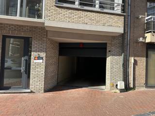  * Gemakkelijk in- en uitrit * Hoogte van de staanplaats: 1,50m * Recent gebouw * Pal in het centrum van Blankenberge...