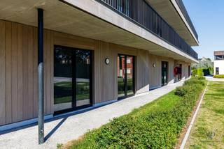 Dit appartement maakt deel uit van het nieuwbouwproject Kastanjehof in Wortegem-Petegem en biedt een hedendaagse woonkwaliteit in een groene omgeving.<br /><br />Het omvat een inkomhal, een lichtrijke leefruimte met open keuken en aansluitende berging, een badkamer, kleine wasplaats en twee slaapkamers. Buiten geniet u van een terras en een tuin met prachtig uitzicht op het achterliggende park – de ideale plek om tot rust te komen.<br /><br />Een privéparkeerplaats is beschikbaar en kan worden aangekocht aan € 9.500 (excl. BTW).<br /><br />Het appartement wordt nog volledig afgewerkt volgens uw eigen smaak en voorkeur. Zo heeft u onder andere inspraak in de keuze van keuken, badkamer en afwerkingsmaterialen.