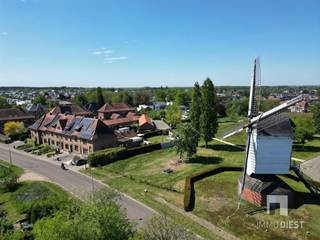 Bienvenue dans cette charmante propriété à Tessenderlo-Ham, un quartier calme et verdoyant avec un emplacement vraiment unique. Cette propriété offre une combinaison parfaite de confort et de caractère, idéale pour ceux qui recherchent un cadre de vie agréable.Avec une surface habitable totale de 206m² répartie sur un terrain de 289m², cette propriété offre une combinaison parfaite de confort et de caractère, idéale pour ceux qui recherchent un cadre de vie agréable.L'intérieur présente des pièces lumineuses et modernes qui sont accueillantes. La salle à manger est dotée de grandes fenêtres qui laissent entrer la lumière naturelle.La cuisine est pratique et bien équipée avec des armoires vertes, un four et un lave-vaisselle. Tous les appareils nécessaires sont disponibles pour cuisiner confortablement et vivre au quotidien.Derrière la maison se trouve un parc avec des jardins verdoyants et des vues sur le moulin emblématique. Il s'agit d'un cadre idéal pour la détente et les loisirs de plein air. Le jardin est entièrement clôturé et équipé d'un portail pour accéder au garage.les atouts de cette propriété exceptionnelle :Emplacement-Situation résidentielle-Situation favorable (proche du centre/écoles/commerces/entrées)-Jardin entièrement aménagé et accessible par l'arrièreTechnologie du bâtiment-Maison de caractère-Finition solide-Hauts plafondspremier étage à part entièreEnergétiquetoit bien isolé (double)-Maison à faible consommation d'énergie-EPC favorable 192 kWh/m² an - Label BConfort-Coffre de garageAppelez Immo Diest 013/31.25.22, nous vous aiderons avec le sourire.