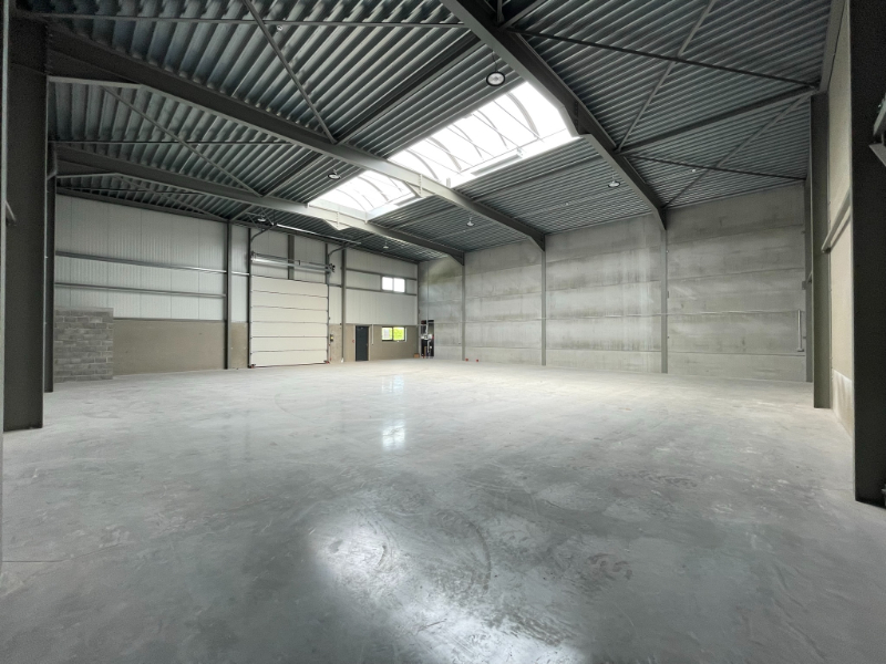 Recente KMO-unit van 369 m² met kantoor, buitenopslag en 2 parkeerplaatsen - foto 5