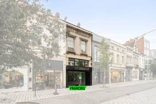 In de winkelstraat van Roeselare bevindt zich dit winkelpand met bijhorende ruime woonst. De centrale ligging zorgt voor een goede zichtbaarheid...