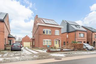 Deze leuke woning is prima gelegen en beschikt over een vlotte verbinding naar Leuven, zowel met de fiets langs het lijnloperspad als met de wagen of het openbaar vervoer. Nabij winkels, sportfaciliteiten, eet- en drankgelegenheden, scholen, ..... en met een oase van rust in en achter de tuin. Fijne plaats om te wonen!<br /><br />Bestaande uit een inkomhal met plaats voor vestiaire en met toegang tot de kelder, een lichtrijke leefruimte met een zit- en een eetplaats, een keuken, een bureau, een wasplaats en een veranda met aansluitend een terras.<br />Op de eerste verdieping zijn 2 ruime slaapkamers, een badkamer en een nachthal voorzien. Onder het dak strekt zich een geïsoleerde zolderruimte dewelke afgewerkt kan worden naar verschillende kamers. De woning beschikt bovendien over een droge bergkelder met een waterverzachter en is uitgerust met 8 zonnepanelen.<br />Naast de woning is een oprit gelegen die uitgeeft op een ruime garage/atelier met een zolderverdiep.<br />De tuin is diep en grenst aan weiland en akkers. Naast een terras bestaat de tuin uit een ruim grasveld, een tuinberging en een kippenren.<br /><br />Indien u deze leuke woning graag bezoekt dan kan u mij steeds bereiken via arnaut@immojanstas.be of op 0495292080.<br /><br />Bijkomende info (EPC, bodemattest, elektriciteitsattest, enz...) kan U hier downloaden ↓