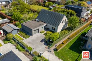 Deze degelijke en kwalitatief afgewerkte woning bevat op het gelijkvloers een inkomhal met gastentoilet, een ruime en lichtrijke leefruimte met aparte bureauruimte met archief en een volledig geïnstalleerde keuken met aansluitend een koele berging. Zowel de leefruimte als de keuken geven uit op een groot terras en de tuin. Verder op het gelijkvloers is er een slaapkamer met dressing en een badkamer met douche, dubbel was meubel en een toilet. Op de eerste verdieping is er een nachthal, drie ruime slaapkamers en een badkamer met ligbad, douche en was meubel. Er is eveneens een afzonderlijk toilet en een zolderberging. De woning beschikt over alle comfort en wordt centraal verwarmd met aardgas. Het buitenschrijnwerk bestaat uit aluminium met HR glas, zonnescreens aan de leefruimte en de keuken en elektrische rolluiken op de slaapkamers. De elektriciteit is conform gekeurd. De woning beschikt over een alarm. De totale oppervlakte van het perceel is 810m².<br />Wil u deze mooi afgewerkte woning op een toplocatie nabij het centrum van Lochristi bezoeken? Schrijf dan nu in voor het bezoekmoment op woensdag 13 mei 2026, enkel via https://calendly.com/loimmogunther/bezoekmoment-koning-leopold-3-laan-28-te-lochristi