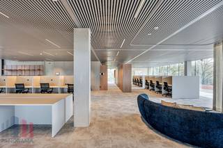 Bent u op zoek naar een unieke kantoorruimte op een <strong>toplocatie met onmiddellijke verbinding naar belangrijke snelwegen</strong>? Dan is deze kantoorruimte van 595 m² op de 3de verdieping van de innovatieve en <strong>hypermoderne bedrijvencampus 'O-Forty' </strong>precies wat u zoekt. Gelegen naast op- en afrit 9 Oostkamp én met visibiliteit langs de E40 biedt deze ruimte een uitstekende bereikbaarheid.<br /><br />De kantoren zijn casco+ afgewerkt met klimaatplafond en tapijttegels. U kunt ook gebruik maken van de gemeenschappelijke refter/ontspanningsruimte en extra vergadermogelijkheden (en seminarie ruimtes) in toren 'B'. <br /><br />Deze bedrijvencampus biedt nog vele andere voordelen, zoals een event space, coworking space, foodbar, fitness, padel, badgesysteem, pakjesmuur en ruime boven en ondergrondse parkeermogelijkheden. Onmiddellijk beschikbaar!<br /><br />Neem contact op met <strong>PANORAMA B2B</strong> voor bijkomende inlichtingen, plannen of een vrijblijvend plaatsbezoek via <strong>0479 70 70 73</strong>.