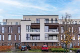 <p>Dit aangename appartement is gelegen in de <strong>Schorsmolenstraat 32 in Mechelen</strong>, in een verzorgde residentie met een rustige en aangename woonomgeving. De lichtrijke leefruimte sluit mooi aan op de open, volledig uitgeruste keuken en biedt dankzij de grote raampartijen een aangename woonbeleving. Vanuit de leefruimte is er rechtstreeks toegang tot het terras.</p><p>Het appartement beschikt over <strong>twee slaapkamers</strong>, een badkamer met inloopdouche en wastafel en een aparte berging. Daarnaast is er een <strong>ondergrondse autostaanplaats</strong> aanwezig, wat zorgt voor extra comfort.</p><p>De Schorsmolenstraat bevindt zich op korte afstand van het centrum van Mechelen en biedt een vlotte verbinding naar winkels, openbaar vervoer en belangrijke invalswegen.</p><ul><li><p><strong>Beschikbaar vanaf 1 december 2026.</strong></p></li><li><p><strong>gemeenschappelijke kosten: €85/ maand</strong></p></li><li><p><strong>lift aanwezig! </strong></p></li><li><p><strong>Vraag uw bezoek uitsluitend aan via de website van Malines Group!</strong></p></li></ul>