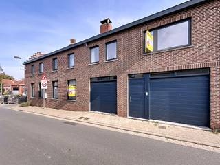 HOEKWONING/HANDELSGELIJKVLOERS MET WOONST IN HET CHARMANTE WESTOUTER. HET PAND IS ALS VOLGT INGEDEELD:HANDELSGELIJKVLOERS MET APARTE INKOM, OPGEDEELD...