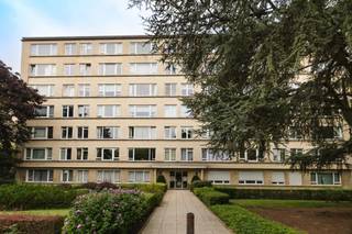 <p>SCHAERBEEK - Wijk “Chazal”, vlakbij het Josaphatpark, de NAVO en alle voorzieningen, kom dit charmante appartement met 3 slaapkamers ontdekken dat aan de huidige eisen moet worden aangepast. Dit mooie appartement van ±117 m² bruto woonoppervlakte ligt aan de beroemde Boulevard Général Wahis (verlenging van de Boulevard Lambermont) en is gelegen op de begane grond. Het bestaat uit: een inkomhal met veel opbergruimte, een woonkamer van ±34 m² (parket onder het tapijt), een ingerichte keuken (mogelijkheid om de scheidingswand tussen de woonkamer en de keuken weg te halen), een apart toilet, een doucheruimte, 3 slaapkamers (respectievelijk ±9 m², ±-15 m² en ±19 m²), een afgesloten terras van ±5 m², een grote kelder en een ruime tuin van ±80 m² aan de zijkant van het gebouw. Alle oppervlakten zijn indicatief. EPC: G, 75 kg/(m²/jaar). Elektriciteit niet conform.</p>
<p><b>SCHAERBEEK</b>, Generaal Wahislaan, mooi appartement met 3 slaapkamers van ± 117m² met tuin van ± 80m² gelegen op de begane grond, te moderniseren.</p>
<p><u>Op de begane grond: </u></p>
<ul>
<li>Inkomhal met kasten</li>
<li>Woonkamer van ± 34 m² met open haard - Tapijt</li>
<li>Keuken van ± 11 m² - Tegels</li>
<li>Nachtgang</li>
<li>Slaapkamer 1 van ± 9 m² - Tapijt</li>
<li>Slaapkamer 2 van ± 19 m² - Parket</li>
<li>Slaapkamer 3 van ± 15 m² - Tapijt</li>
<li>Badkamer van ± 4 m² - Tegels</li>
<li>Apart toilet</li>
<li>Klein terras/afgesloten balkon van ± 5 m²</li>
<li>Tuin van ± 80 m²</li>
</ul>
<p>Grote kelder van ± 10 m²</p>
<p>Gemeenschappelijke kosten: ±156 €/maand<br />Reservefonds: 15 €/maand<br />Warm water, koud water, verwarming: ±164 €/maand</p>
<p></p>
