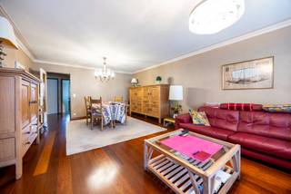 Bent u op zoek naar een ruim 2-slaapkamer appartement (93m²) met een groot terras (12m²) in een goed onderhouden gebouw? Dan stellen wij graag volgend appartement op de 3de verdieping (met lift) aan u voor!<br /><br />Indeling:<br />U betreedt het appartement via de ruime hal met vestiaire die toegang biedt tot alle ruimtes. Door de grote raampartij vooraan heeft u veel lichtinval in de woonkamer. Aansluitend aan de woonkamer bevindt zich keuken. Verder zijn er twee ruime slaapkamers achteraan. Via de kleinste slaapkamer kan u het ruime terras (12m²) bereiken, waar u kan ontspannen na een drukke werkdag. De badkamer is uitgerust met een ligbad, dubbele lavabo en voorzieningen voor een wasmachine en/of droogkast. <br /><br />Ligging:<br />Het gebouw bevindt zich in een rustige buurt, met winkels, artsen, apotheek, bakker, slager... op wandelafstand. Voor uw deur vindt u de tramhalte van tram 5, waardoor u op 20 minuten in het historische hart van Antwerpen bent. Verder situeert u zich vlak aan de Bremweide en het domein Ertbrugge, waardoor u zich in een mum van tijd in de natuur begeeft.<br /><br />Pluspunten:<br />- Privatieve kelderberging mee inbegrepen <br />- Het appartement is momenteel verhuurd<br />- Energielabel B<br />- Dakisolatie aanwezig<br />- Groot terras: 12m²<br />- Zéér goed onderhouden gebouw<br /><br />Voor meer informatie of een bezichtiging kan u One vastgoed steeds bereiken op volgend nummer 03 360 85 30.