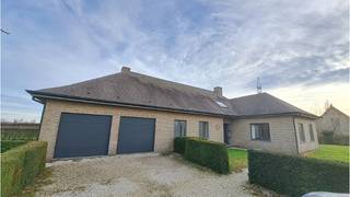 Conciergewoning - Ruime laagbouwvilla met 3 slaapkamers, dubbele garage en tuin met een zeer rustige en landelijke ligging in Diksmuide.  **  + Energielabel C!  **    **  Omvat een inkom, ruime en lichtrijke leefruimte, ingerichte leefkeuken, wasruimte met voorziening wasmachine, 3 slaapkamers, badkamer met ligbad, douche en dubbele wastafel, zolder, dubbele inpandige garage met oprit, terras en grote tuin  **    **  Beschikbaar  onmiddellijk vrij!