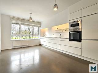 Landelijk gelegen en lichtrijke duplex op "Den Dries" (gekend als grootste dorpsplein van Vlaanderen). <br />Deze bevindt zich in de driehoek Antwerpen-Brussel-Gent waardoor deze een uitstekende bereikbaarheid heeft. Het appartement zelf bestaat uit een hal, praktische bergruimte, apart gastentoilet, een zeer lichtrijke woonkamer met een volledig geïnstalleerde open keuken en uitzicht op de groene en prachtige Dries. Aansluitend aan deze geweldige ruimte vinden we een zeer zonnig terras van maar liefst 27m²! Via de moderne trap komen we uit in de nachthal die verbinding maakt met de 2 slaapkamers van 19m² en 10m² alsook de hedendaagse badkamer met douche en tweede WC.<br />Tot slot vindt u achteraan het perceel nog een handige garagebox.<br /><br />CV op aardgas. EPC: 200 kWh/m²/j en UC: 2898512-RES (B-label)<br />Voor meer inlichtingen of een vrijblijvend bezoek aan deze woning kan u contact opnemen met Marik op het nummer 052 21 65 51 of mailen naar info@immomiddelpunt.be