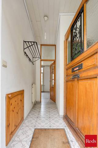 <p>Gelegen midden in het historische centrum van Lier vinden we deze charmante rijwoning met een leuke stadskoer. De locatie is ideaal, op wandelafstand van alle leuke plekken die deze heerlijke stad te bieden heeft.</p>
<p>Deze woning heeft een bewoonbare oppervlakte van ca 85m² en beschikt over een stadkoer op het gelijkvloers.</p>
<p>Indeling:</p>
<p>Op de gelijkvloerse verdieping kom je via de inkomhal met gastentoilet in een open keuken met eetkamer. Aansluitend is er de stadskoer. De eerste verdieping werd steeds gebruikt als leefruimte maar kan uiteraard ook een extra kamer worden. Op de tweede en hoogste verdieping is er een slaapkamer met aansluitend badkamer. <br /><br />De ramen werden vernieuwd in 2001 en de cv ketel op aardgas in 2007.</p>
<p>Voor meer info of een bezoek aan deze woning kan u, ook buiten de kantooruren en tijdens het weekend, steeds contact opnemen met Vincent op 0475/210086 of vincent@reds.be</p>